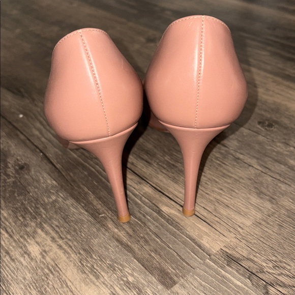 Gianvito Rossi
Gianvito 85mm pumps size 8.5 woman’s
Made in Italy - Picture 8 of 12